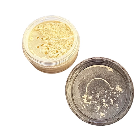 Laura Mercier Translucent Loose Setting Powder - Picture 4 of 4